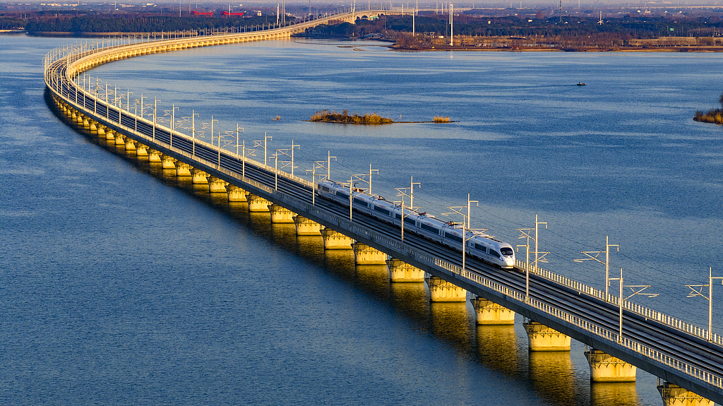 沪苏湖高铁现“金光穿洞”美景