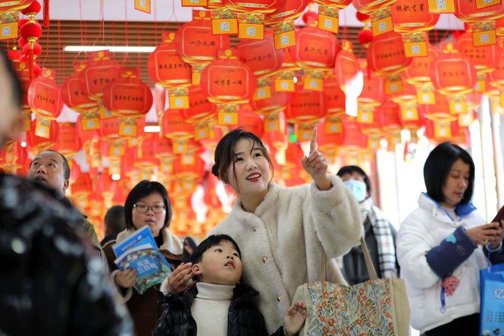 赏花灯、猜灯谜 各地喜气洋洋闹元宵