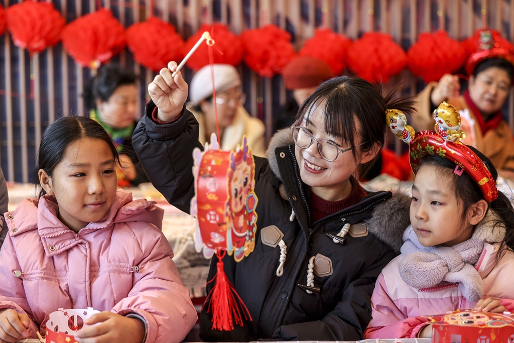 赏花灯、猜灯谜 各地喜气洋洋闹元宵