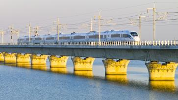 沪苏湖高铁现“金光穿洞”美景