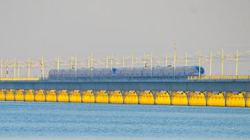 沪苏湖高铁现“金光穿洞”美景