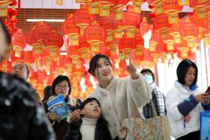 赏花灯、猜灯谜 各地喜气洋洋闹元宵