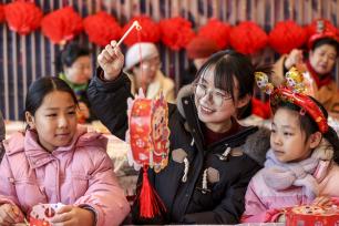 赏花灯、猜灯谜 各地喜气洋洋闹元宵