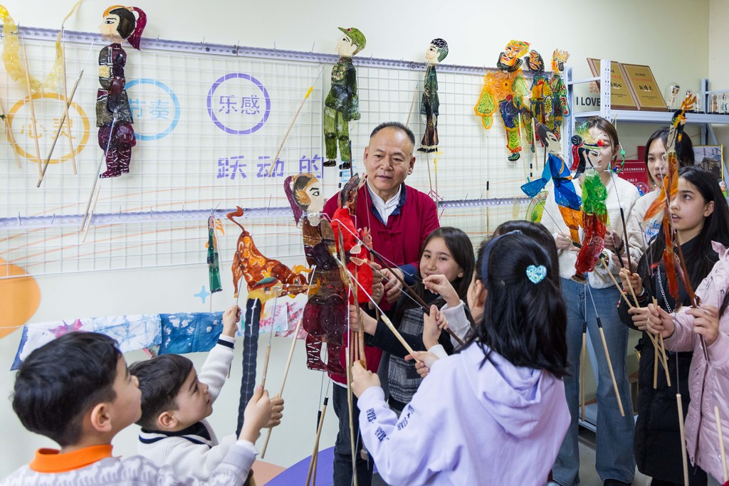 乌鲁木齐：小朋友体验皮影戏学习传统文化