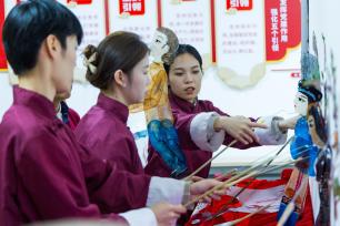 乌鲁木齐：小朋友体验皮影戏学习传统文化