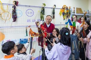 乌鲁木齐：小朋友体验皮影戏学习传统文化