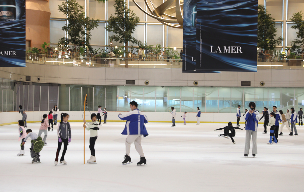亚冬会再燃冰雪热 杭州市民冰场飞驰