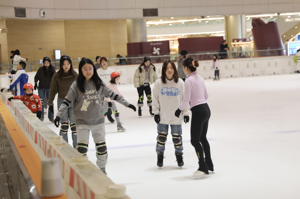 亚冬会再燃冰雪热 杭州市民冰场飞驰