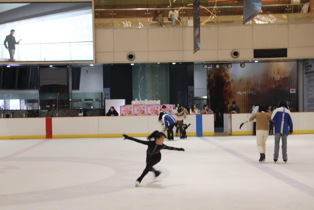 亚冬会再燃冰雪热 杭州市民冰场飞驰