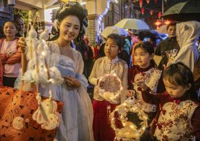 海南琼海：多彩民俗巡游迎元宵