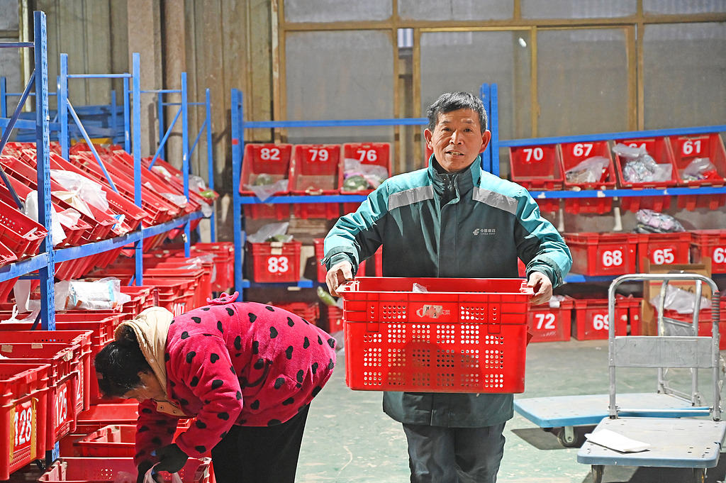 江苏睢宁：工作人员将农产品分拣、装车