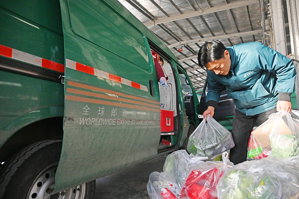 江苏睢宁：工作人员将农产品分拣、装车