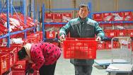 江苏睢宁：工作人员将农产品分拣、装车