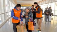 安徽淮南：大学生志愿者助力春运旅客出行