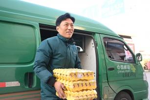 江苏睢宁：工作人员将农产品分拣、装车