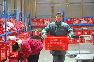 江苏睢宁：工作人员将农产品分拣、装车