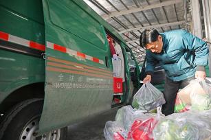 江苏睢宁：工作人员将农产品分拣、装车