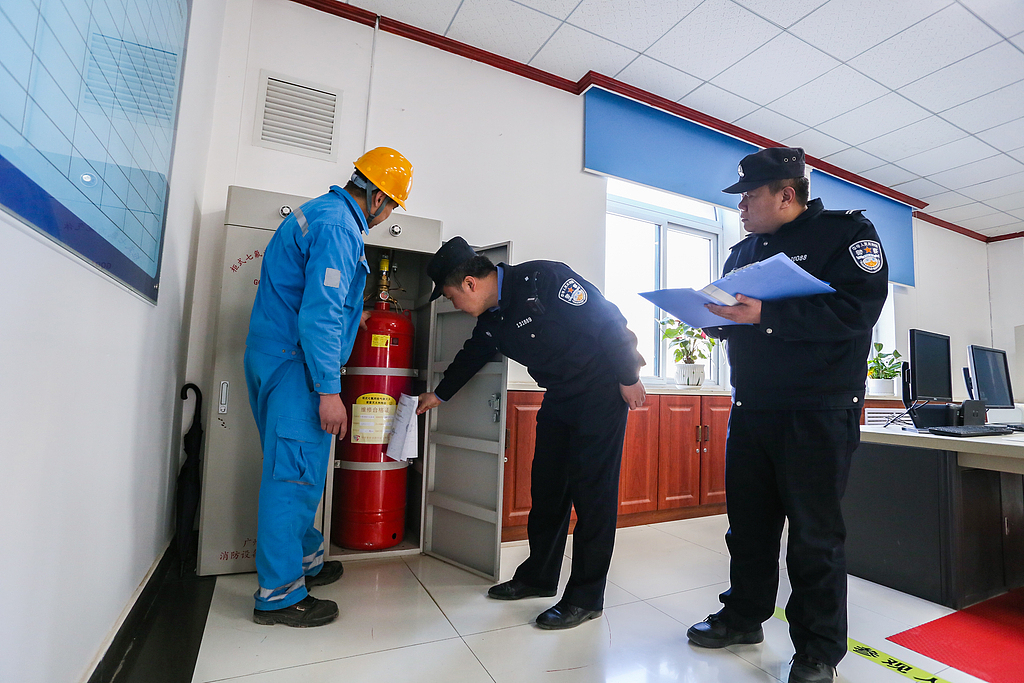 甘肃平凉：民警开展安全工作走访检查