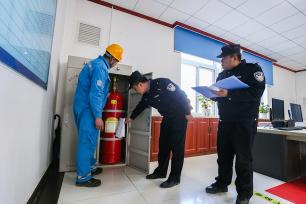 甘肃平凉：民警开展安全工作走访检查