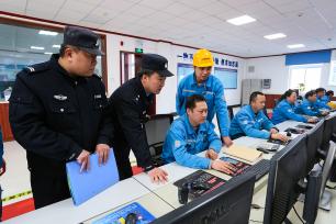 甘肃平凉：民警开展安全工作走访检查