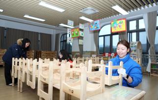重庆：教职工布置教室迎接开学