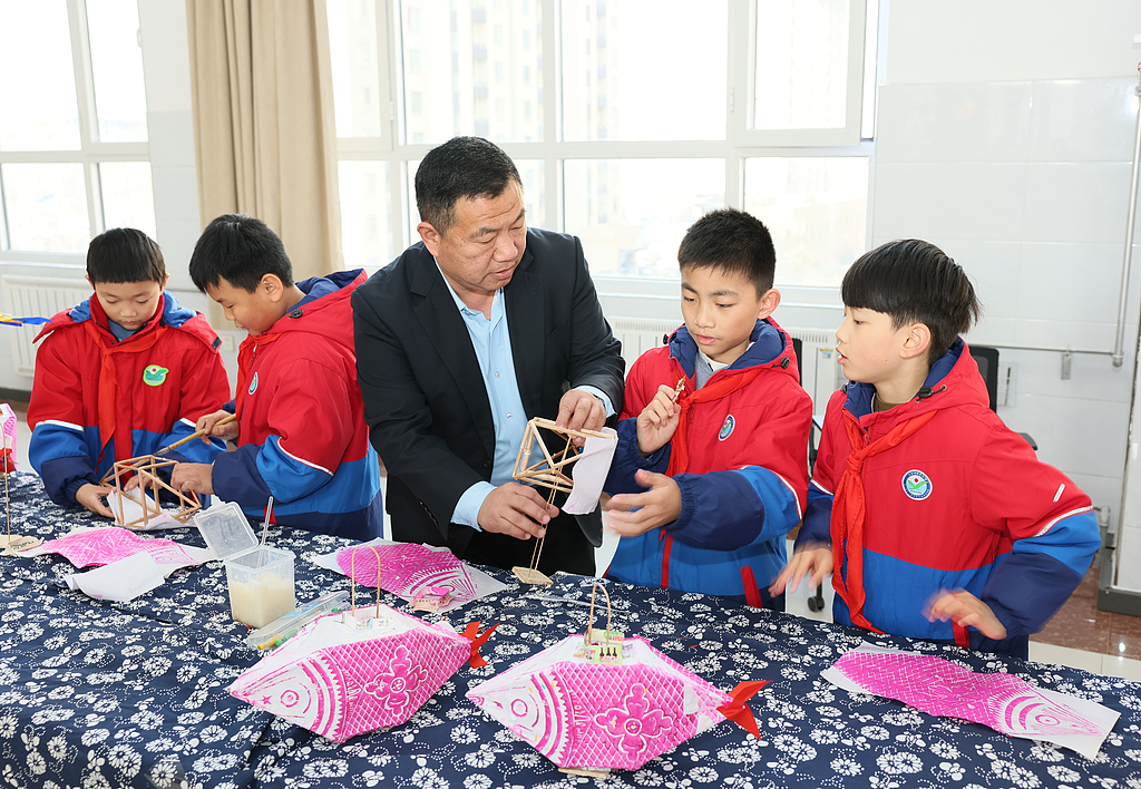 山东日照：开学第一课 学生体验多彩非遗
