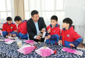 山东日照：开学第一课 学生体验多彩非遗