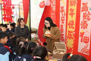 山东日照：开学第一课 学生体验多彩非遗