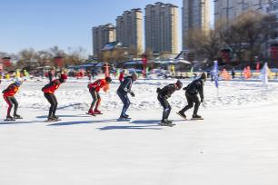 吉林：市民聚集北山公益冰场体验滑冰乐趣