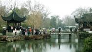 苏州：游客品味雨中游园乐趣