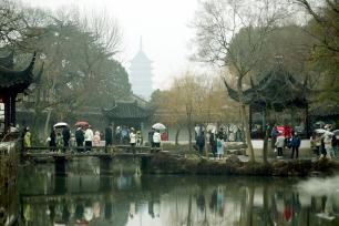 苏州：游客品味雨中游园乐趣