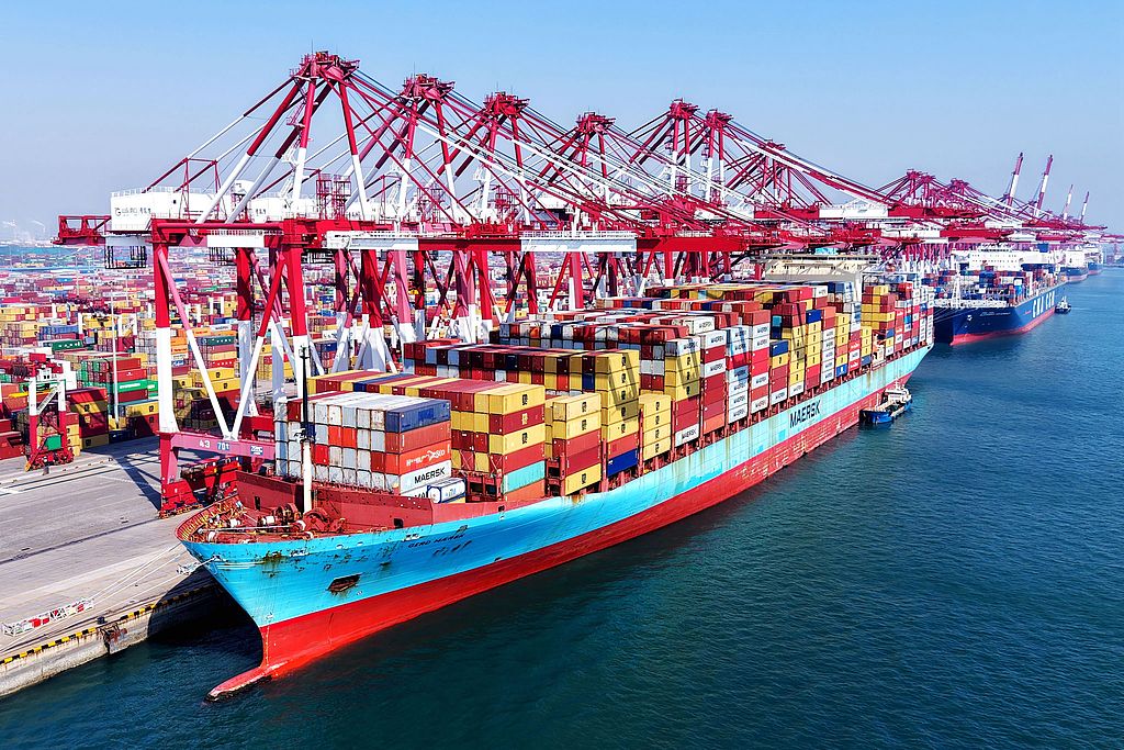 外贸货轮满载集装箱有序进出青岛港