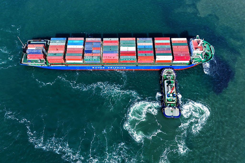 外贸货轮满载集装箱有序进出青岛港