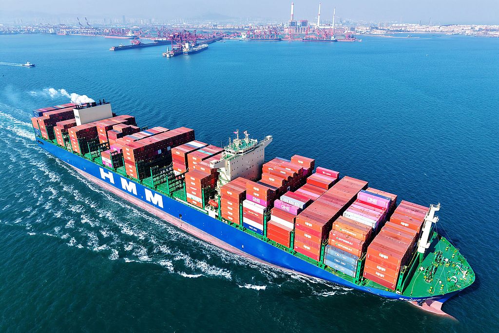 外贸货轮满载集装箱有序进出青岛港