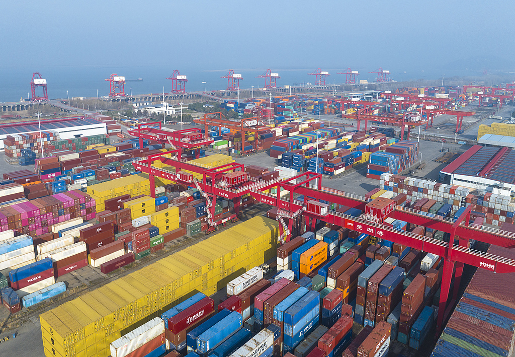 安徽芜湖：码头车来船往 货轮有序装卸作业