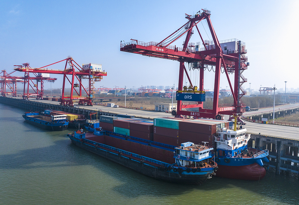 安徽芜湖：码头车来船往 货轮有序装卸作业