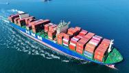 外贸货轮满载集装箱有序进出青岛港