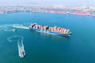 外贸货轮满载集装箱有序进出青岛港