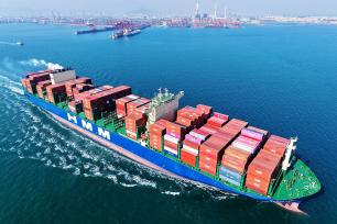 外贸货轮满载集装箱有序进出青岛港