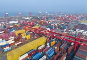 安徽芜湖：码头车来船往 货轮有序装卸作业