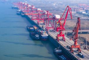 安徽芜湖：码头车来船往 货轮有序装卸作业