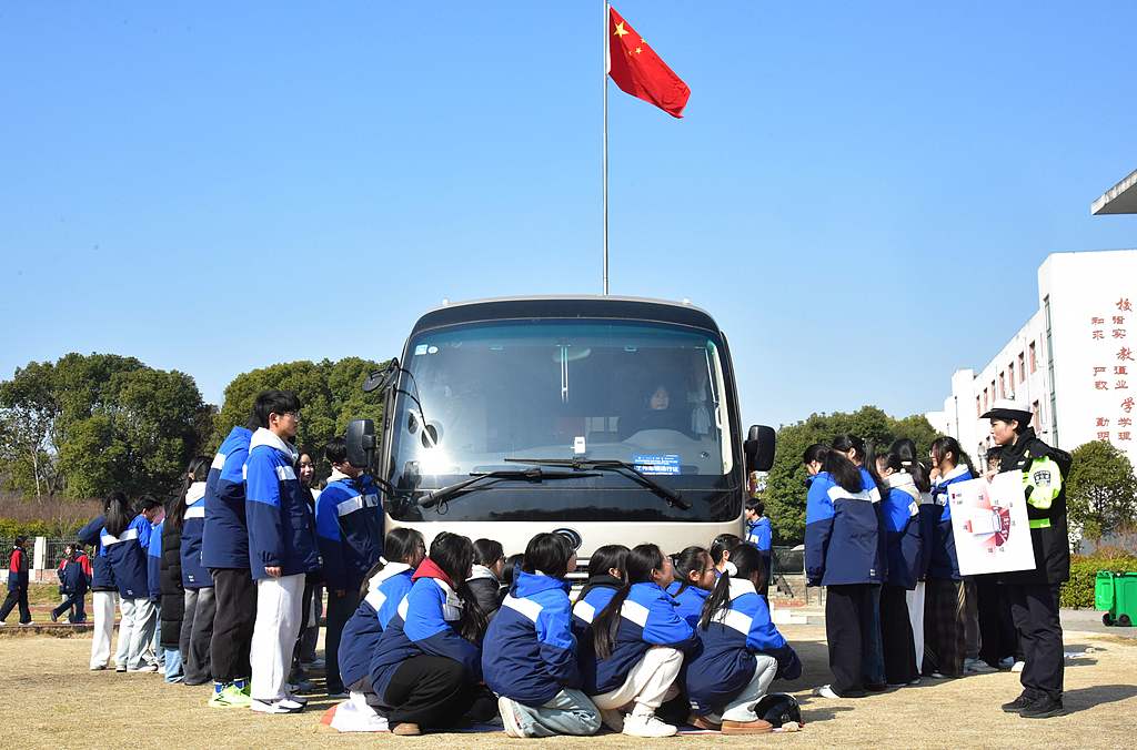 安徽当涂：交警讲解车辆盲区事故