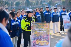 安徽当涂：交警讲解车辆盲区事故