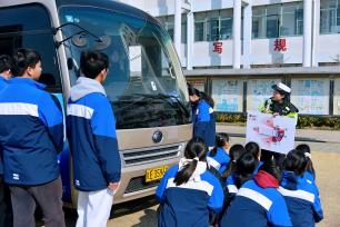 安徽当涂：交警讲解车辆盲区事故