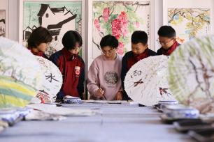 河北邢台：师生伞上共绘传统节气