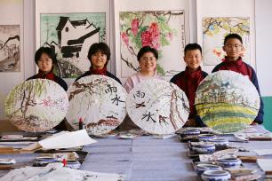 河北邢台：师生伞上共绘传统节气
