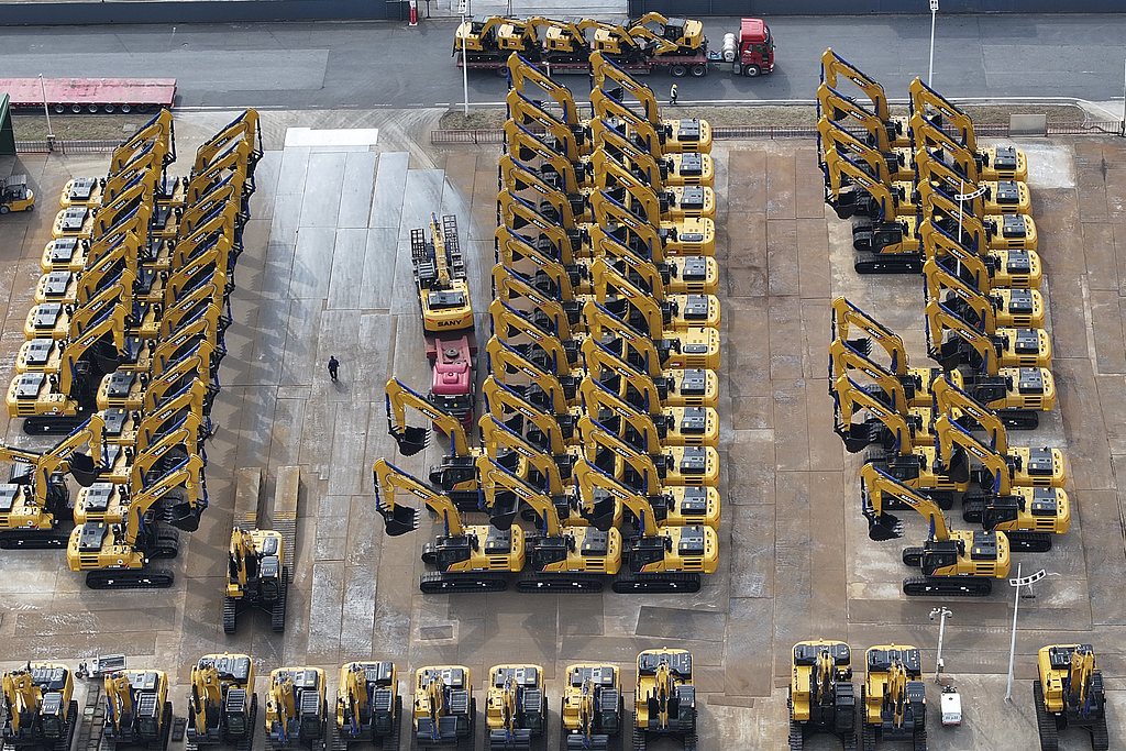 江苏昆山：工程机械车辆整装待发