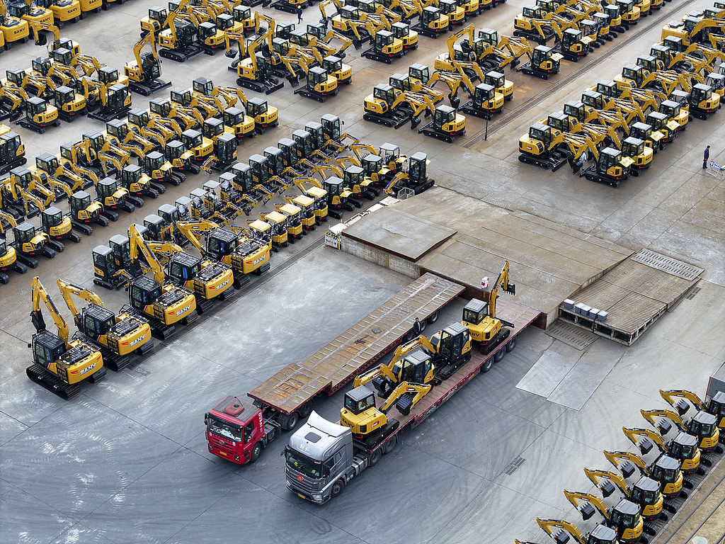 江苏昆山：工程机械车辆整装待发