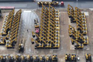 江苏昆山：工程机械车辆整装待发