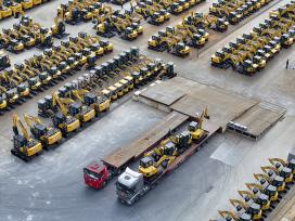 江苏昆山：工程机械车辆整装待发